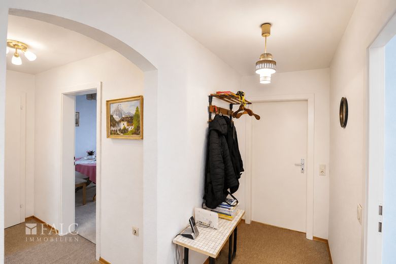 MFH in Weilheim mit 5 Einheiten, guter Vermietbarkeit und Entwicklungsperspektive – Vorplatz &amp; Gang