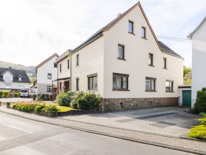 Großes Wohnhaus mit Garage, Garten und Zugang zum Fockenbach: Viel Raum für Ideen in Niederbreitbach – फोटो 1