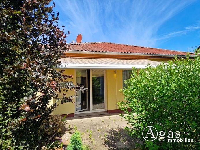 Ruhig, modern, bestens vernetzt: Bungalow in Seenähe von Wendisch Rietz – Bungalow Terrasse Ansicht 2