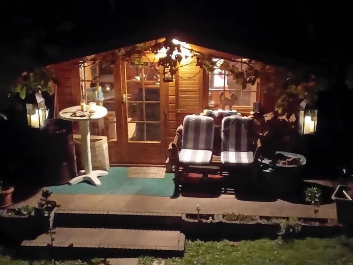 Gartenhütte bei Nacht 