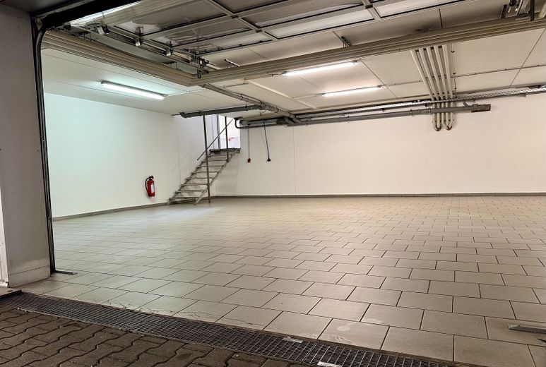 Werkstatt Ausstellung Lager mit exklusivem Betriebsleiter Wohnhaus – Tiefgarage