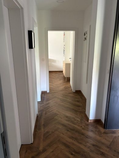 Helle 4-Zimmer Wohnung mit großem Balkon, Garten und Kamin – Flur