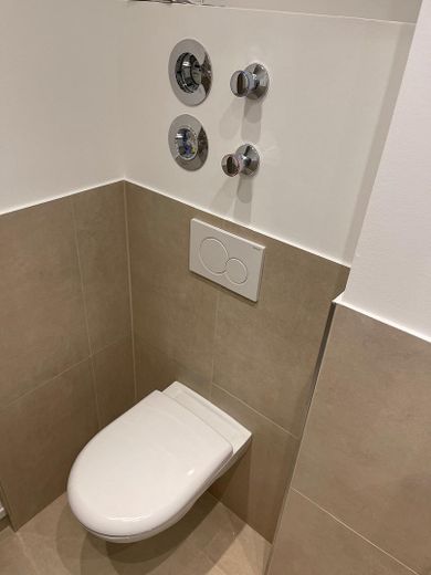 Rarität - 5,2% Rendite in Kölner Innenstadt: hochwertig sanierte Kapitalanlage mit Mietgarantie – Toilette