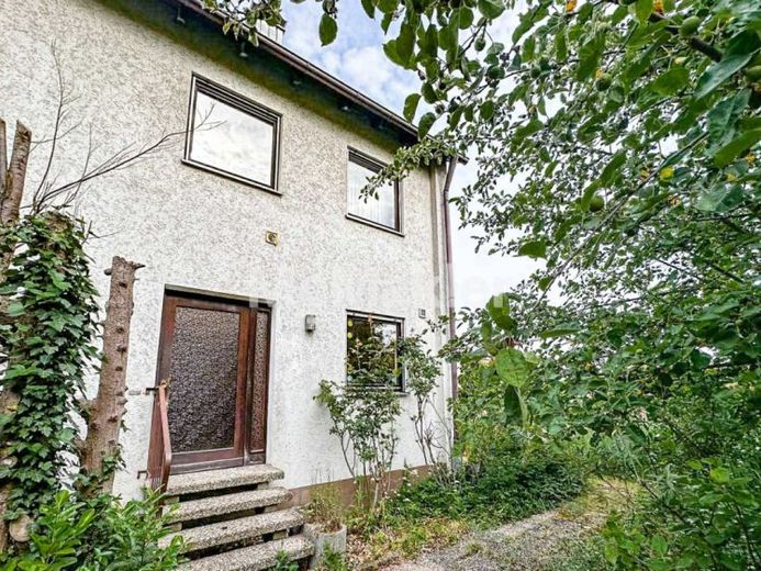 Doppelhaushälfte mit Balkon, Garten und umfassendem Modernisierungsbedarf – Foto 1