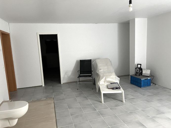 Spacious Modern Semi-Detached House with Potential – UG Wohnraum mit neuem Bad