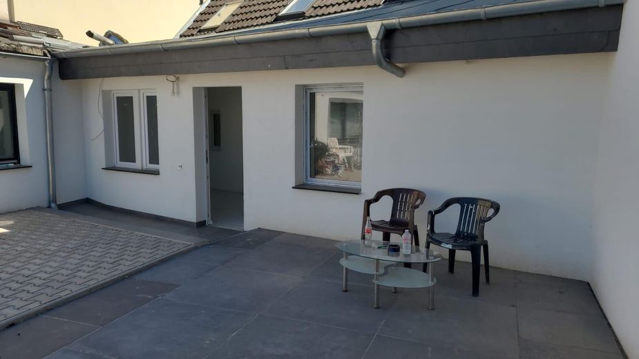 Rückseite mit Terrasse