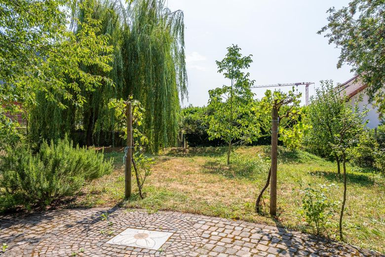 Vivir con vistas panorámicas – Casa bifamiliar bien cuidada con jardín meridional de estilo parque y vistas panorámicas – Ansicht Gartenterrasse
