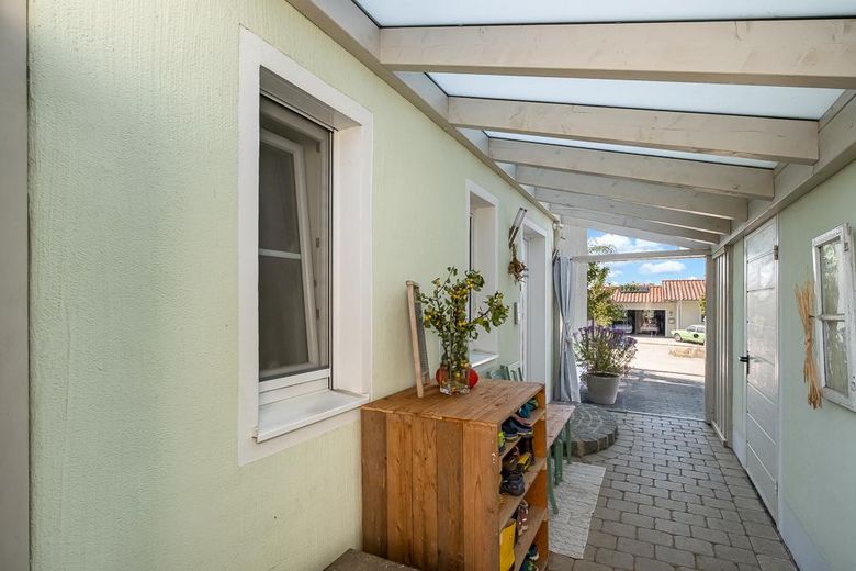 Überdachter Gang zur Garage