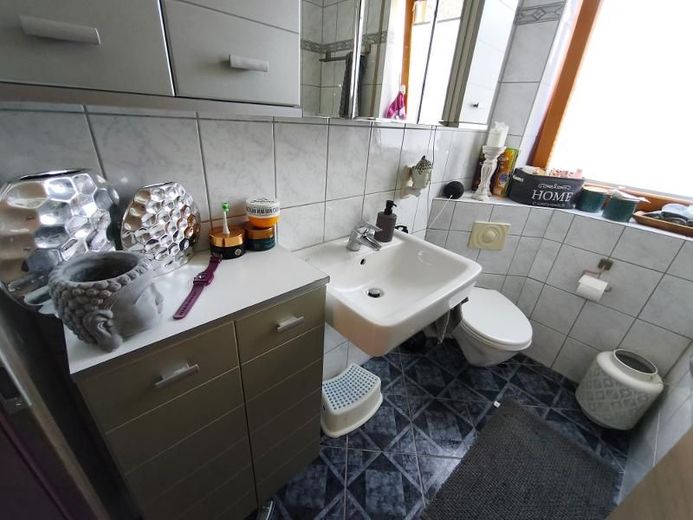 4 Zi. Wohnung in DG / Galerie mit Garten (auf Wunsch), Balkon und Garage in Höchstadt OT – Bad mit Badewanne und Duschabtrennung Bild 3