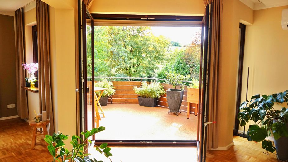 Provisionsfrei: Feldrand-Idylle trifft Smart Home – Vollklima, PV & sehr niedrige Energiekosten – Wohnzimmer Balkon EG