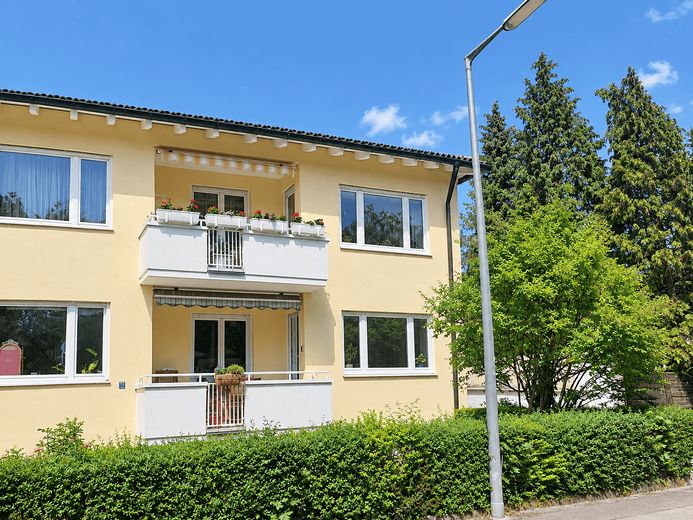 Appartement calme de 4 pièces situé dans un emplacement privilégié de Munich-Großhadern avec loggia exposée au sud – Vorderansicht