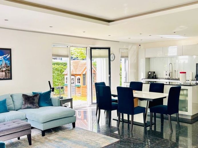 Modernes Townhouse zentral in der Stadt gelegen mit Garten. Inklusive EBK plus TG-Stellplätze! – Foto 1