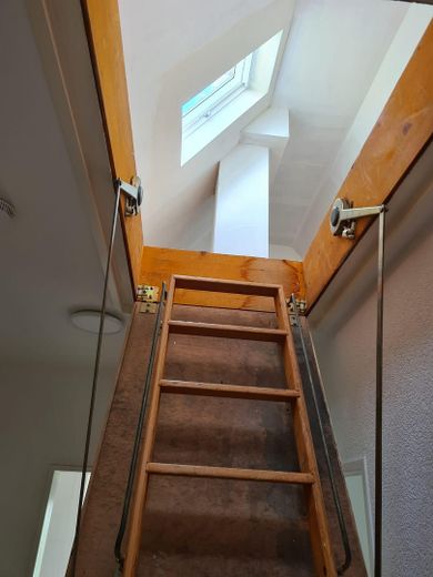 बिना ब्रोकर कमीशन: बर्लिन रुडो में स्वतंत्र एकल-परिवार का मकान – Treppe zum Spitzboden