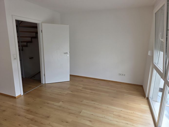 Gepflegtes Reihenendhaus mit schönem Garten, überdachter Terrasse, Kamin und Carport – Zimmer im 1. OG ("Schlafen")