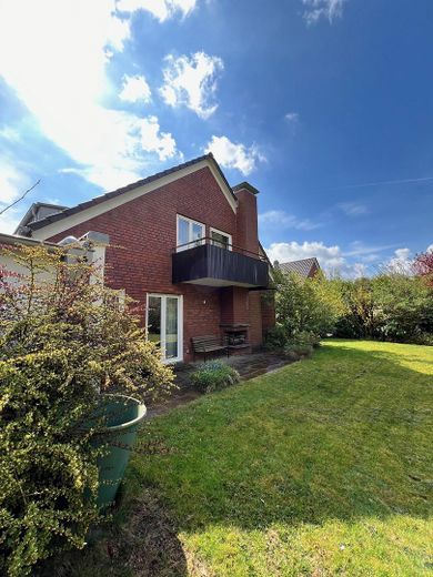 **Bonn-Röttgen - Charmantes Haus mit idyllischem Garten sucht neues Familienglück** - PRIVATVERKAUF – Terrasse und Außenkamin