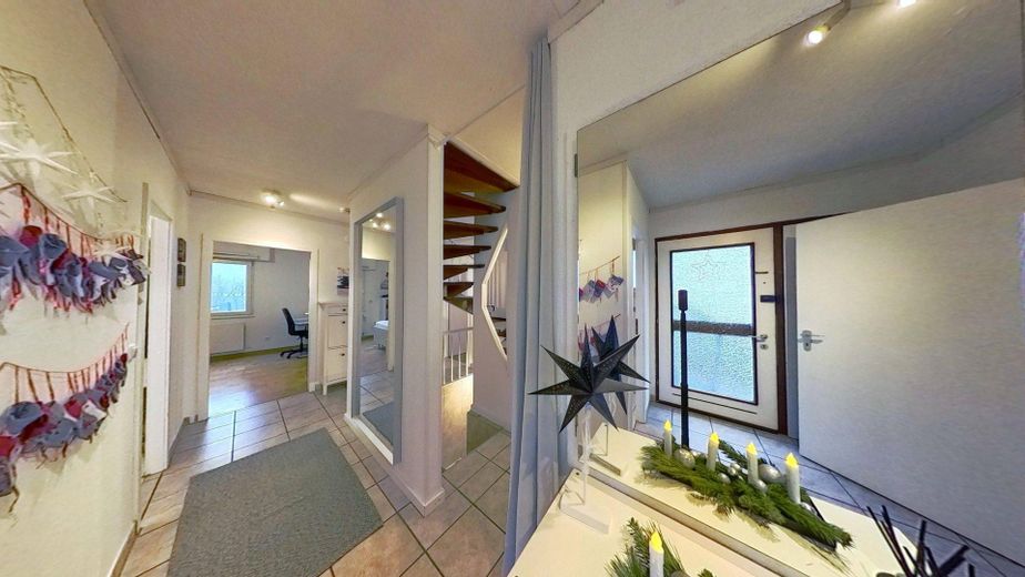 Freistehendes Familienhaus mit Traumgarten, Terrasse, Garage und viel Platz in Reinheim – Flur 3