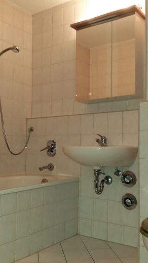 2-комнатная квартира с балконом и местом в подземном гараже – Badezimmer mit Wanne