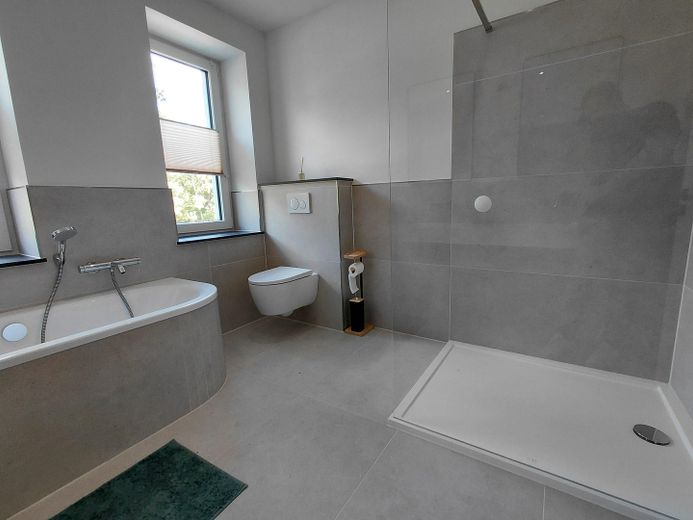 Entrate e sentitevi a casa: villetta a schiera modernizzata con finiture di pregio, giardino, terrazza e 2 garage – Bad En Suite OG 3