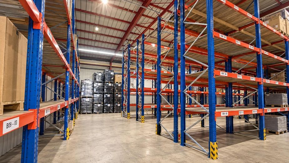 Nave de almacén y logística – 500 hasta 2.000 m² de superficie de almacenamiento con estanterías para palés y rampas de carga – Foto 2