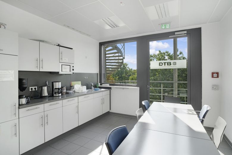 Büroflächen im Haus der Verbände (250 - 600 m²) – Teeküche mit Sitzbereich