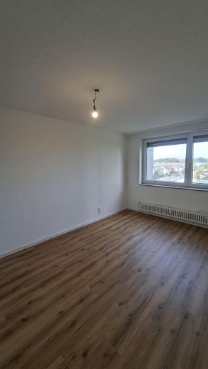 Teilsanierte 2-Zimmer Wohnung in guter Lage – Schlafzimmer