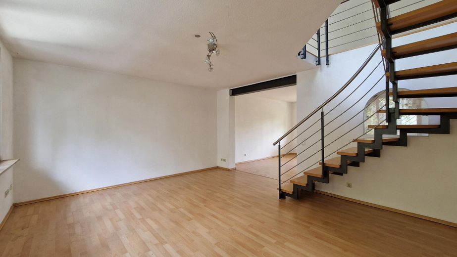 Großzügige Maisonette mit Wellnessbereich im Herzen von Opladen - provisionsfrei – Wohnzimmer 3.OG