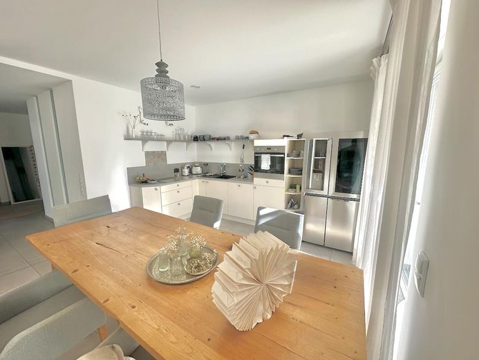 Moderno piso de 3 habitaciones en planta baja con jardín, eficiencia energética A+ – Küche-/Essen