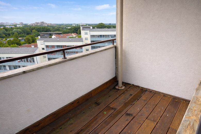 4-pokojowe mieszkanie na najwyższym piętrze, garaż podziemny, 2 windy, WC dla gości, loggia z dalekim widokiem – Foto 3