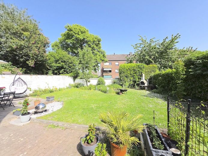++ MODERNISIERTES EINFAMILIENHAUS + SONNENTERRASSE + 2 GARAGEN IN RUHIGER LAGE!! ++ – GARTEN