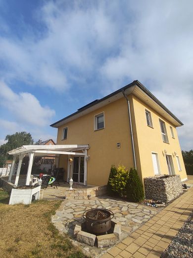 neuwertige smarte Stadtvilla in Bernau bei Berlin ideal für Familien – Eingang und Terrasse