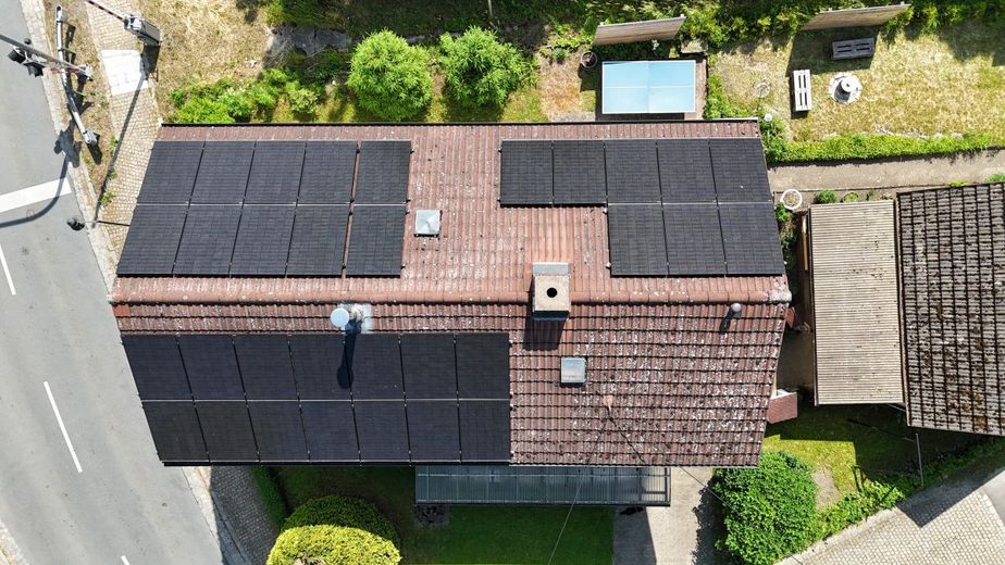 Historischer Charme trifft moderne Nachhaltigkeit: Liebevoll saniertes Einfamilienhaus in 95349 Trebgast mit Werkstatt, Garten und PV-Autarkie! – Dach mit Photovoltaikanlage