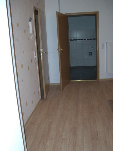 Wohnungseingang links und Bad