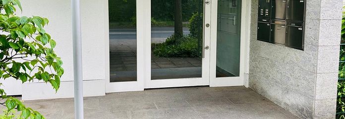 Tolle Wohnung mit großem Balkon in Kaiserswerth – Hauseingang