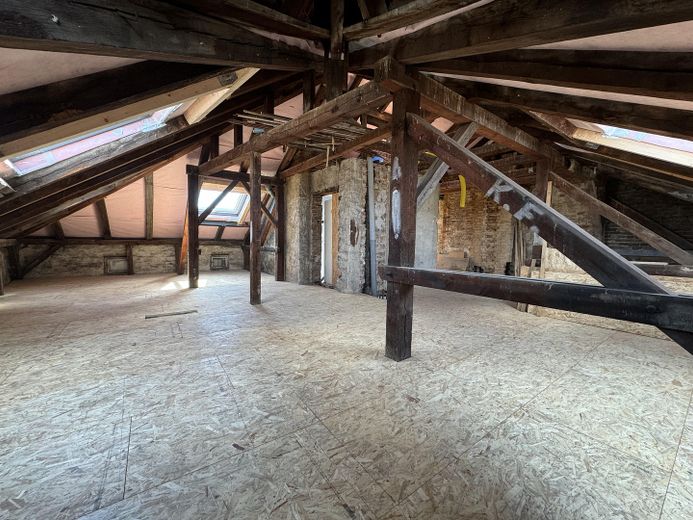 Immeuble commercial complet avec 10 chambres rénovées, un rez-de-chaussée à usage flexible et un potentiel d’aménagement dans les combles – 1. und 2. OG - Zimmer 