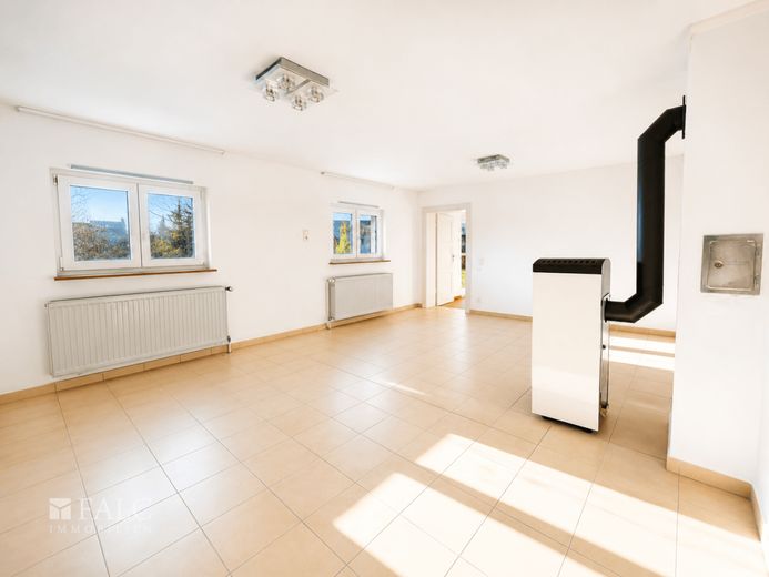 Großes Einfamilienhaus mit 634 m² Grundstück, Garage und viel Potenzial – Wohnzimmer