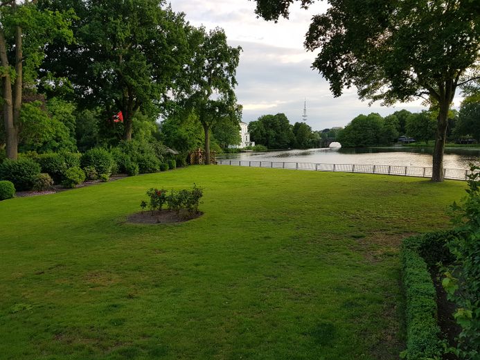 Kernsaniert: Appartement mit Balkon am Feenteich 2400 qm Garten S/W – Blick aus den beiden Räumen
