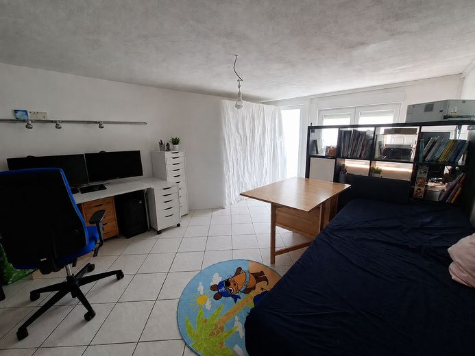 Modernisiertes Einfamilienhaus mit Wärmepumpe, großer PV-Anlage und großzügigem Grundstück – Arbeitszimmer Arbeitsplatz 2