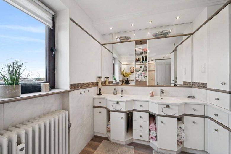 Großzügige 3-Zimmer-Maisonette in Landshut mit Loggia, Aufzug und Tiefgaragenstellplatz inklusive – Bad