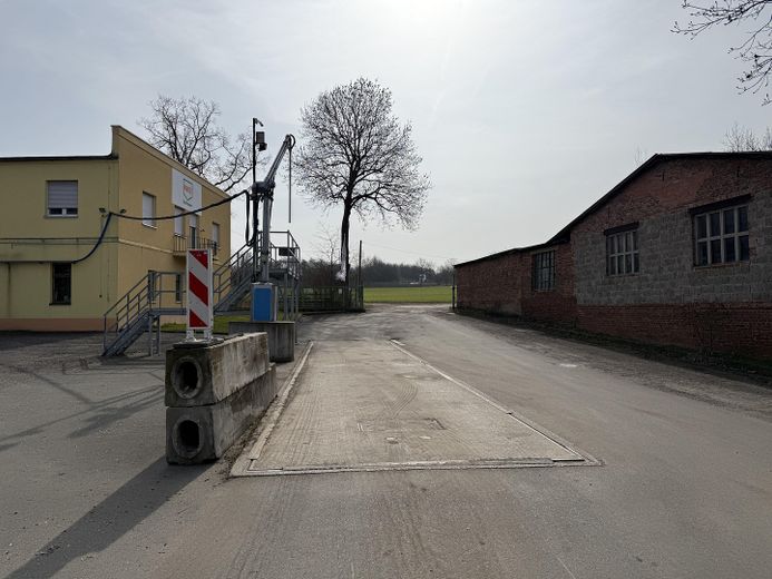 Großzügige Gewerbefläche mit Lagerhallenbestand und Büro in Neustadt a. d. Orla – Fahrzeugwaage
