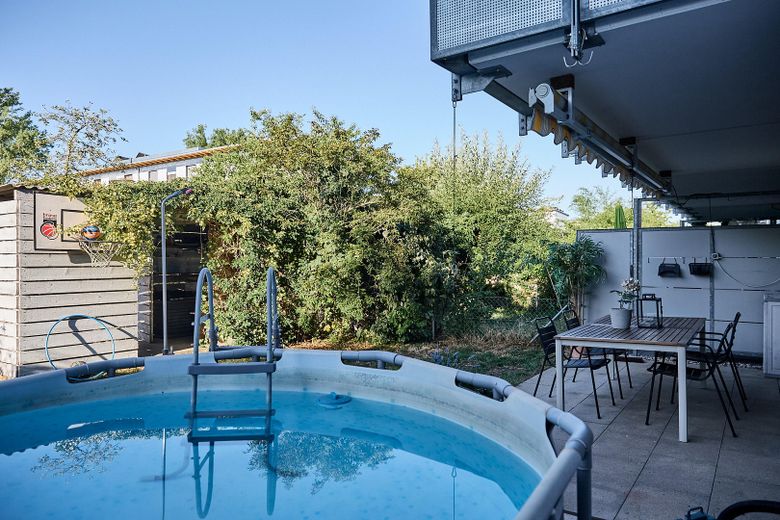 Highlight im Röthelheimpark - bezugsbereit, 4 Zimmer, großer Garten mit Pool – Im Garten