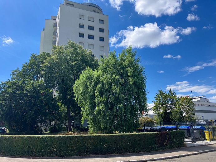 Provisionsfrei: 2,5 Zi.-Whg. zentral und frisch saniert – Neuer Müllplatz + Hausansicht