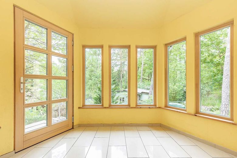 Moderne Architektenvilla in Hanglage - Design, Licht &amp; Natur in Perfektion – Windfang/ erster Empfang