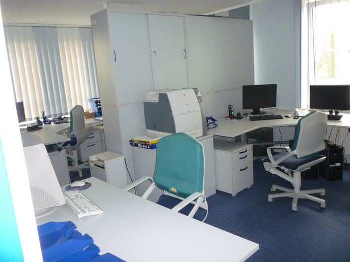 Büro mit Einrichtung