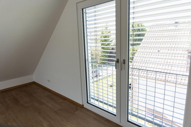 Besondere Maisonette-Wohnung (5,5 Zimmer) mit Balkon, EBK und Stellplatz – Terrasse DG