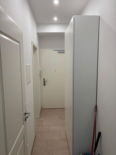 Möblierte 1 Zimmer Wohnung in Unterhaching – Flur mit Gardarobenschrank