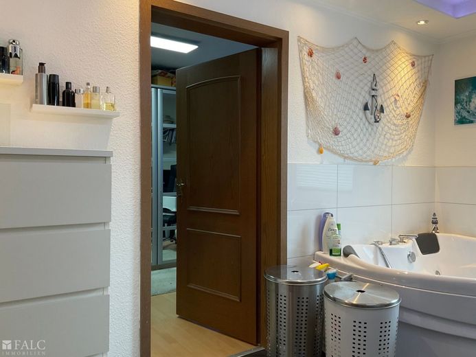 Ihr Haus, Ihre Terrasse, Ihr Pool – Eingang Büro