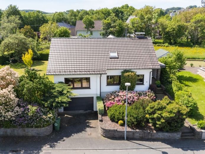 Familienhaus mit viel Platz, großem Grundstück und Garage in Vettelschoss! – Foto 1