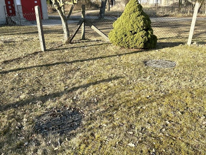 HORN IMMOBILIEN + freistehendes Einfamilienhaus mit Nebengebäude und schönem Grundstück, ruhige Lage – Klärgrube