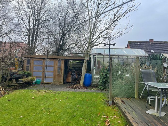 Garten mit Holzterrasse
