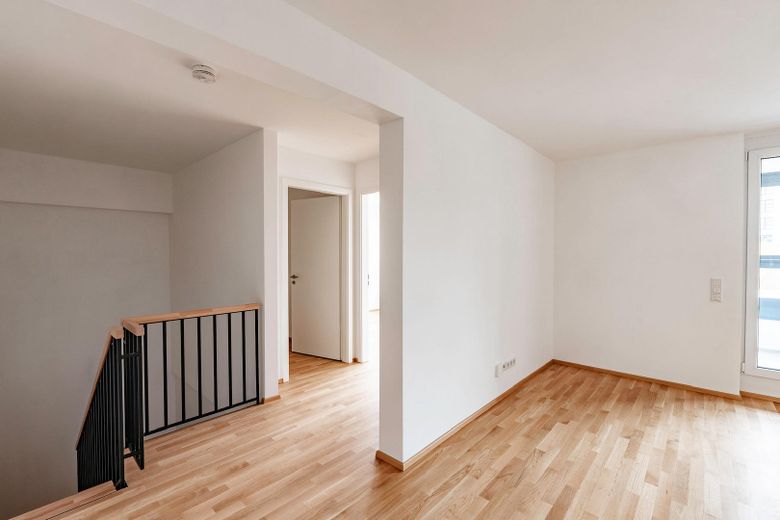 Lichtdurchflutete Neubau 3,5-Zimmer Maisonettewohnung: Loft-Charakter in zentraler Lage – Offener Wohnraum 1.OG